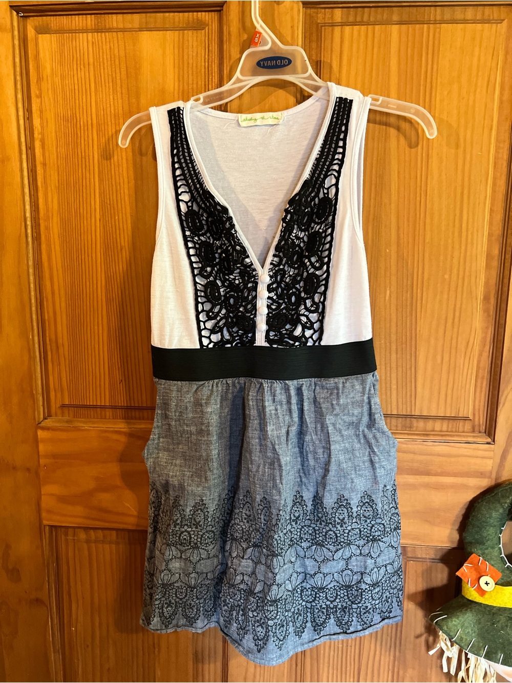Sleeveless Casual V-Neck Dress with Black Lace Trim - White & Gray